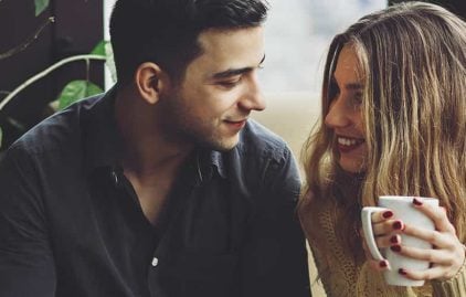 Erstes Date: Mann und Frau mit Kaffee in der Hand